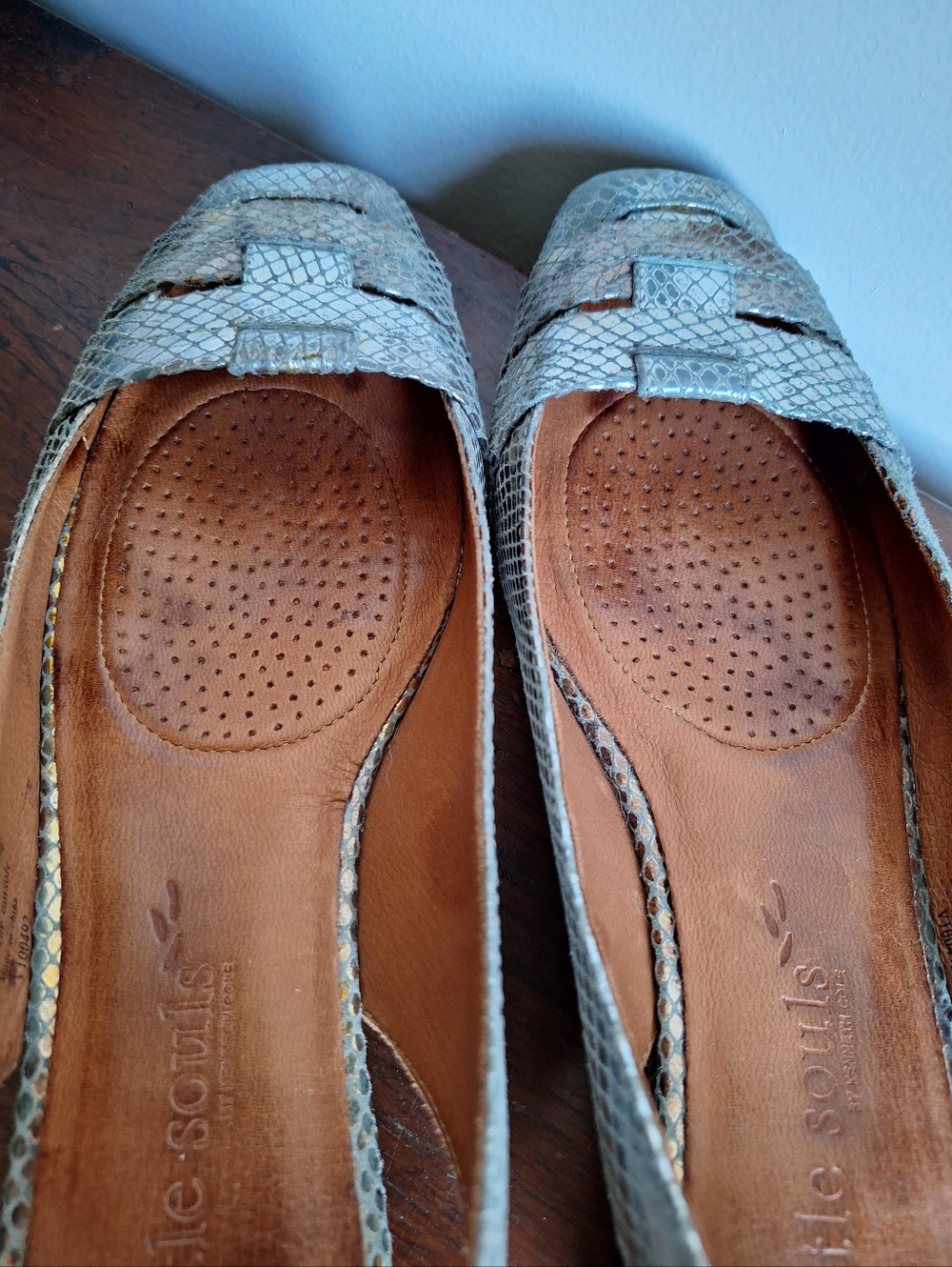 GENTLE SOULS SANDALS by Kenneth Cole Its so Fun Silver Gold Metallic 9.5M - Picture 6 of 10